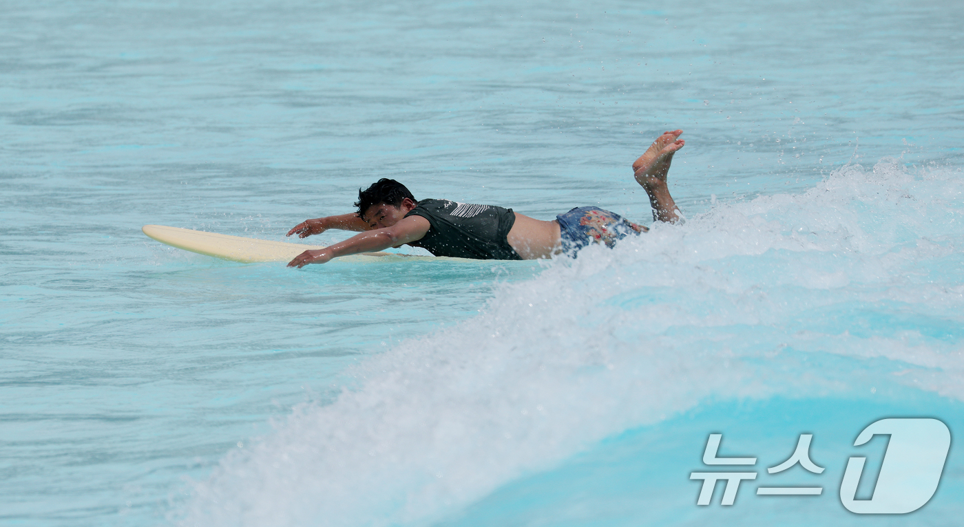 (시흥=뉴스1) 김영운 기자 = 폭염주의보가 발령된 30일 오후 경기 시흥시 웨이브파크를 찾은 서퍼들이 시원하게 물살을 가르며 파도를 타고 있다. 2025.6.30/뉴스1