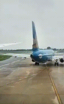 본문 이미지 - 베트남 하노이 노이바이 국제공항 활주로에서 호찌민으로 향하려던 보잉 787기가 디엔비엔으로 출발을 기다리던 에어버스 A321기와 충돌했다. (사진 항공 안전 네트워크(ASN) 소셜미디어 엑스 캡처)