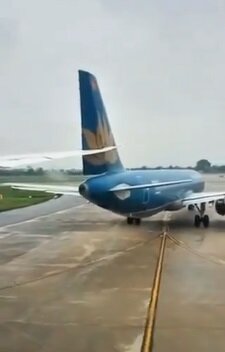 본문 이미지 - 베트남 하노이 노이바이 국제공항 활주로에서 호찌민으로 향하려던 보잉 787기가 디엔비엔으로 출발을 기다리던 에어버스 A321기와 충돌했다. (사진 항공 안전 네트워크(ASN) 소셜미디어 엑스 캡처)