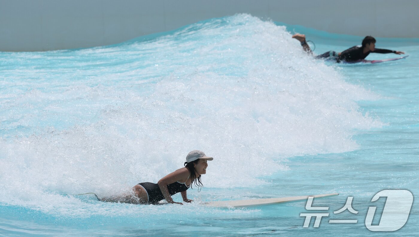 본문 이미지 - 폭염주의보가 발령된 30일 오후 경기 시흥시 웨이브파크를 찾은 서퍼들이 시원하게 물살을 가르며 파도를 타고 있다. 2025.6.30/뉴스1 ⓒ News1 김영운 기자