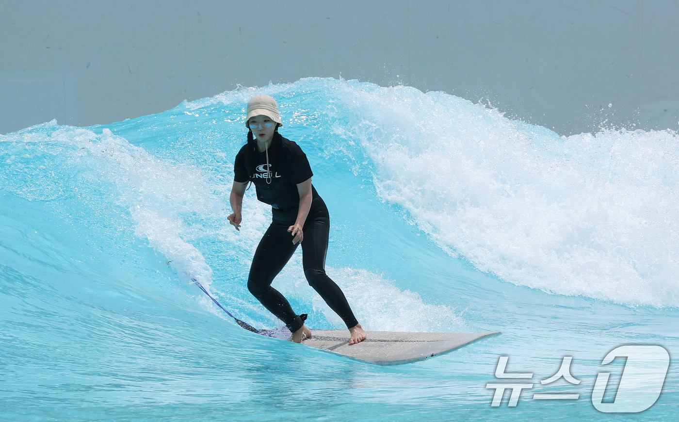 (시흥=뉴스1) 김영운 기자 = 폭염주의보가 발령된 30일 오후 경기 시흥시 웨이브파크를 찾은 서퍼들이 시원하게 물살을 가르며 파도를 타고 있다. 2025.6.30/뉴스1
