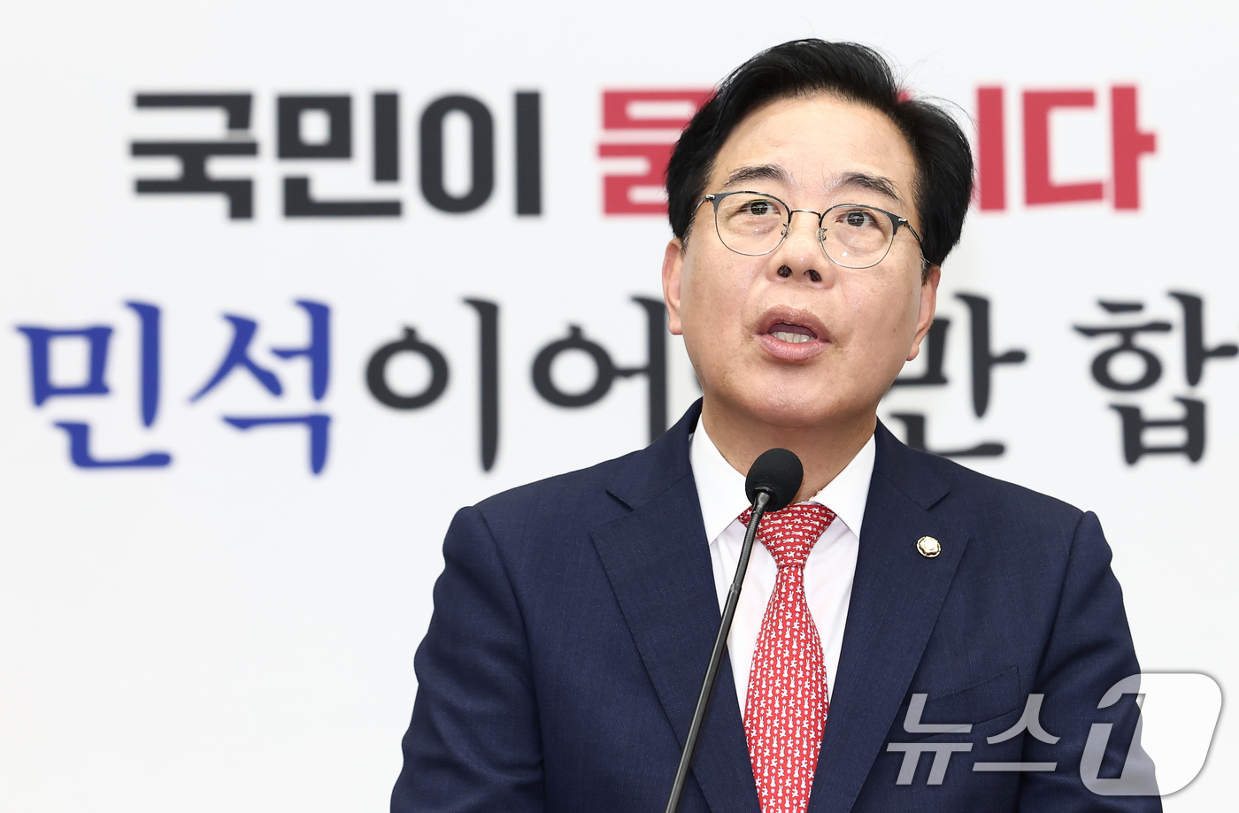 (서울=뉴스1) 김민지 기자 = 송언석 국민의힘 원내대표가 30일 서울 여의도 국회에서 열린 의원총회에서 모두 발언을 하고 있다. 2025.6.30/뉴스1