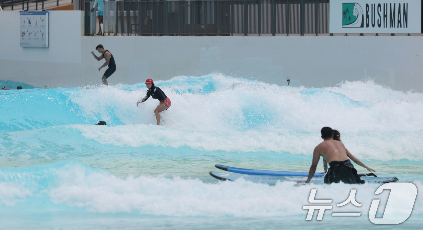(시흥=뉴스1) 김영운 기자 = 폭염주의보가 발령된 30일 오후 경기 시흥시 웨이브파크를 찾은 서퍼들이 시원하게 물살을 가르며 파도를 타고 있다. 2025.6.30/뉴스1