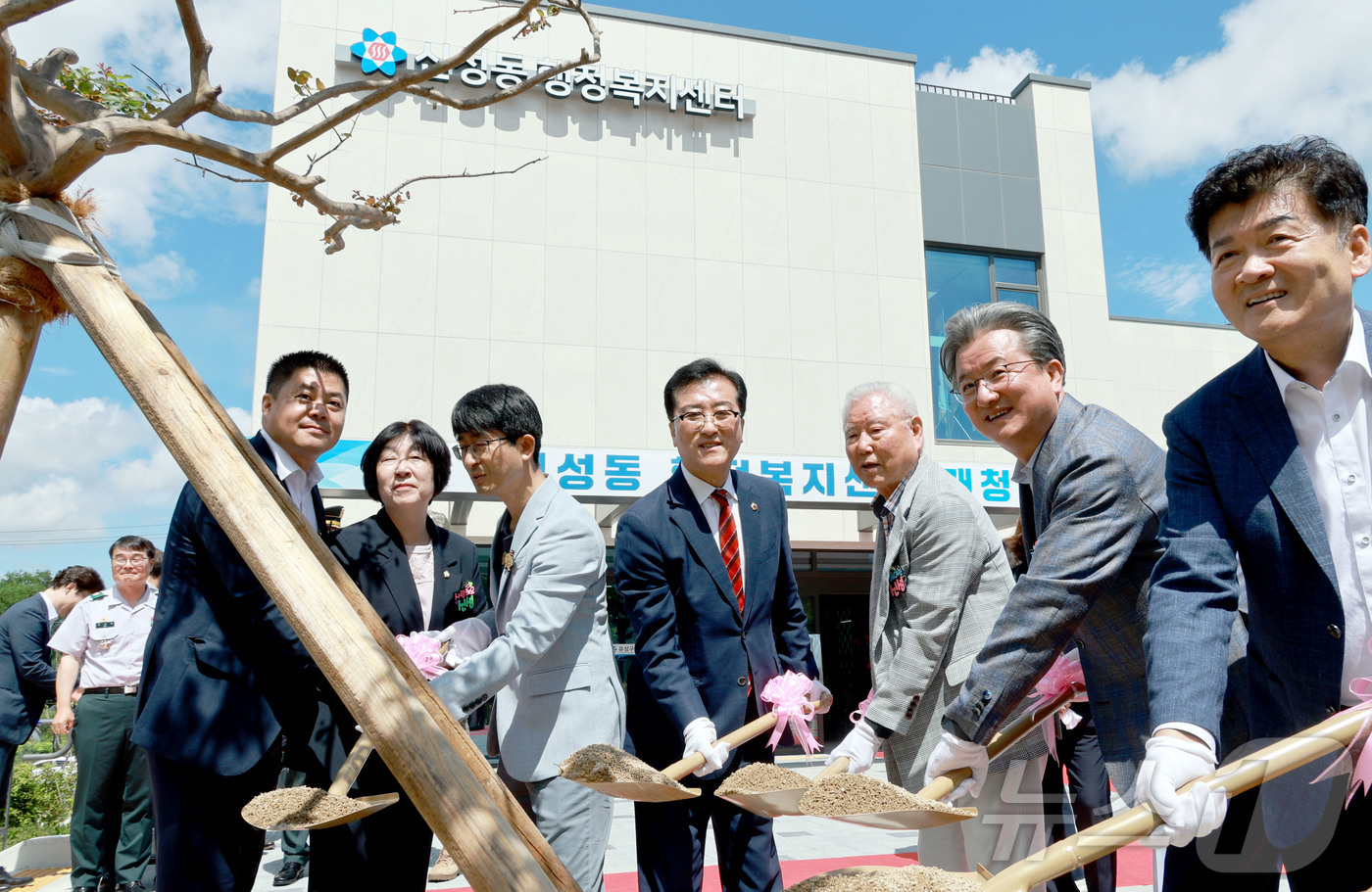 (대전=뉴스1) 이동원 기자 = 조원휘 대전시의회 의장이 30일 신성동 행정복지센터 개청식에 참석해 주민들의 염원이었던 청사의 재탄생을 축하하고, 쾌적하고 편리한 주거환경 조성을 …