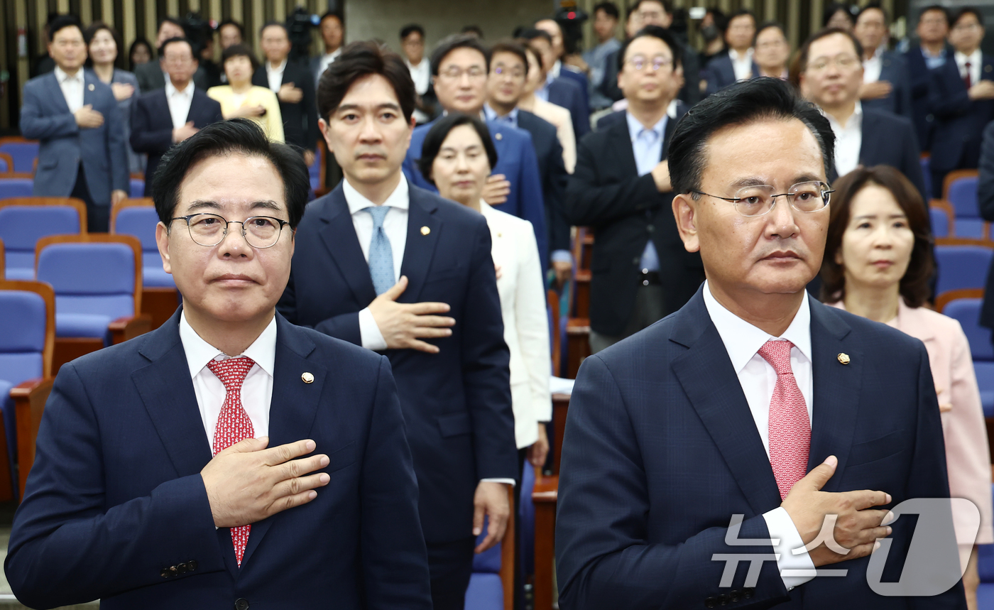 (서울=뉴스1) 김민지 기자 = 송언석 국민의힘 원내대표(왼쪽)가 30일 서울 여의도 국회에서 열린 의원총회에 유상범 원내수석부대표 등 의원들과 국민의례를 하고 있다. 2025.6 …