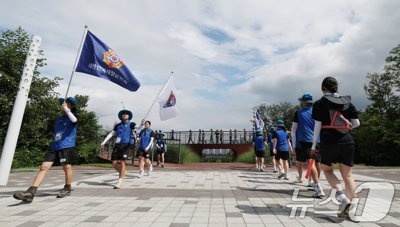 (오산=뉴스1) 김영운 기자 = 대한민국재향군인회 주관 제15회 대학생 휴전선 전적지 답사 국토대장정 마지막 날인 30일 경기 오산시 죽미령평화공원에서 대학생, 주한미군, 육군 제 …
