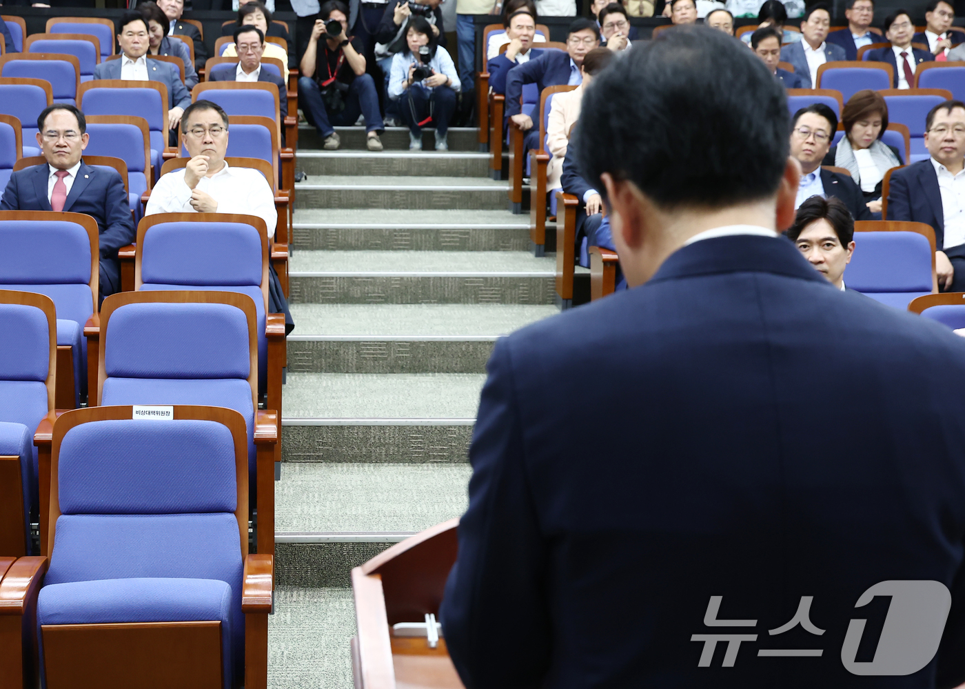 (서울=뉴스1) 김민지 기자 = 송언석 국민의힘 원내대표가 30일 서울 여의도 국회에서 열린 의원총회에서 모두 발언을 하고 있는 가운데 이날 퇴임한 김용태 비상대책위원장(왼쪽)의 …