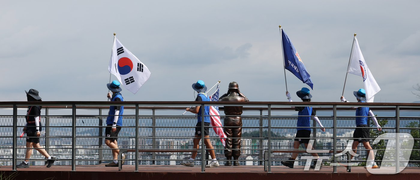 (오산=뉴스1) 김영운 기자 = 대한민국재향군인회 주관 제15회 대학생 휴전선 전적지 답사 국토대장정 마지막 날인 30일 경기 오산시 죽미령평화공원에서 대학생, 주한미군, 육군 제 …