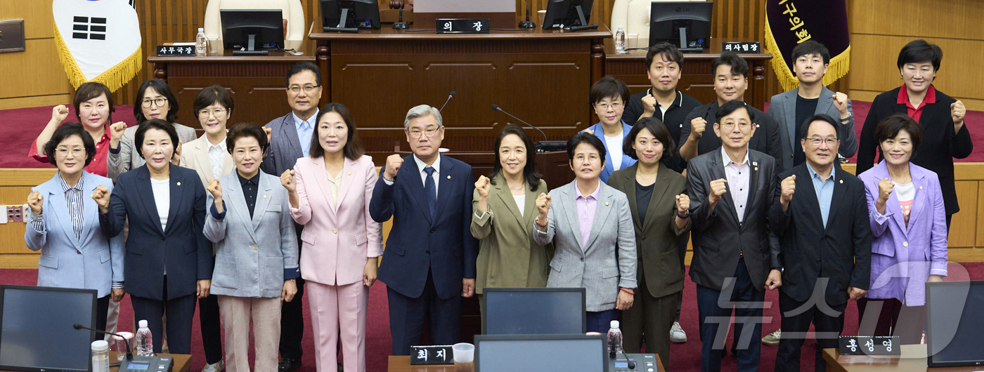 (대전=뉴스1) 이동원 기자 = 조규식 대전 서구의회 의장이 30일 서구의회 본회의장에서 전체 의원을 대상으로 열린 ‘폭력예방 통합교육’에 참석했다.조 의장은 “폭력 예방 교육은 …