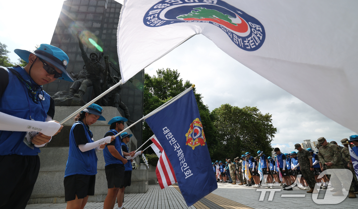 (오산=뉴스1) 김영운 기자 = 대한민국재향군인회 주관 제15회 대학생 휴전선 전적지 답사 국토대장정 마지막 날인 30일 경기 오산시 유엔군초전기념비에서 대학생, 주한미군, 육군 …