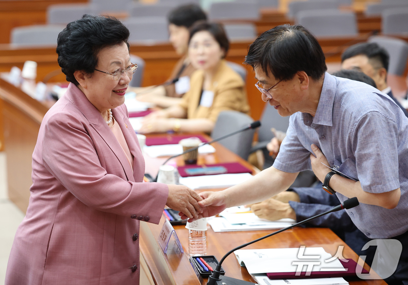 (서울=뉴스1) 임세영 기자 = 이배용 국가교육위원회 위원장이 30일 서울 종로구 정부서울청사 별관에서 열린 제2기 국가교육과정 전문위원회 위촉식 및 제1차 회의에서 인사를 나누고 …