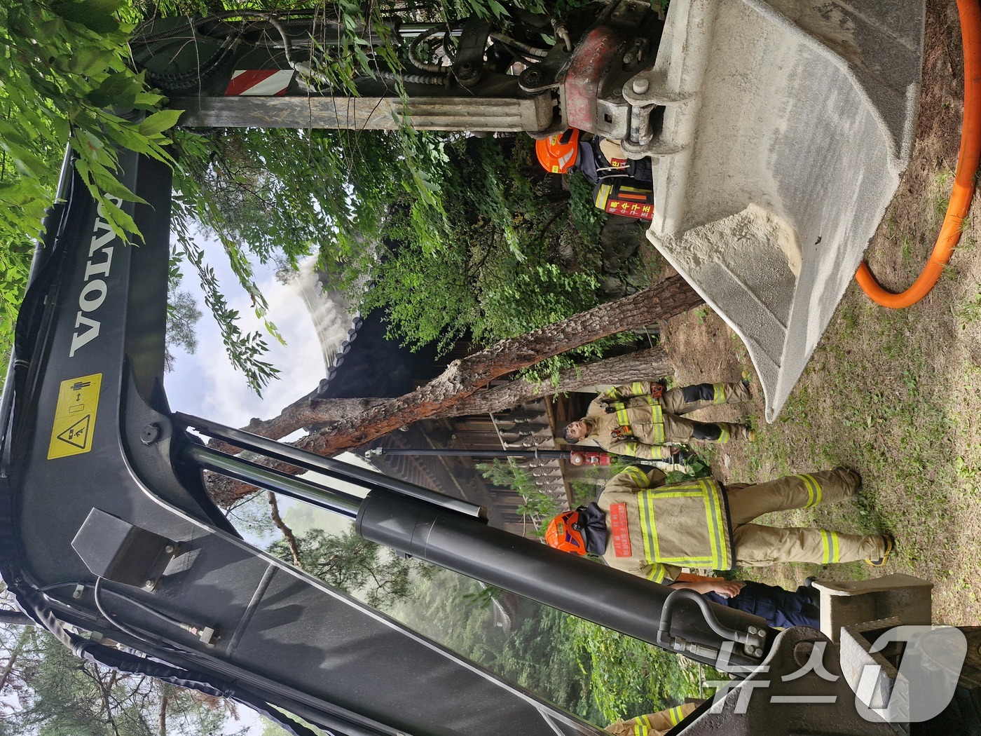 (서울=뉴스1) = 30일 서울 성북구 소재 문화유산인 '성북동 별서(성락원)'에 화재가 발생해 소방 당국이 화재진압을 하고 있다.성북동 별서는 지난 2008년 명승 제35호로 지 …