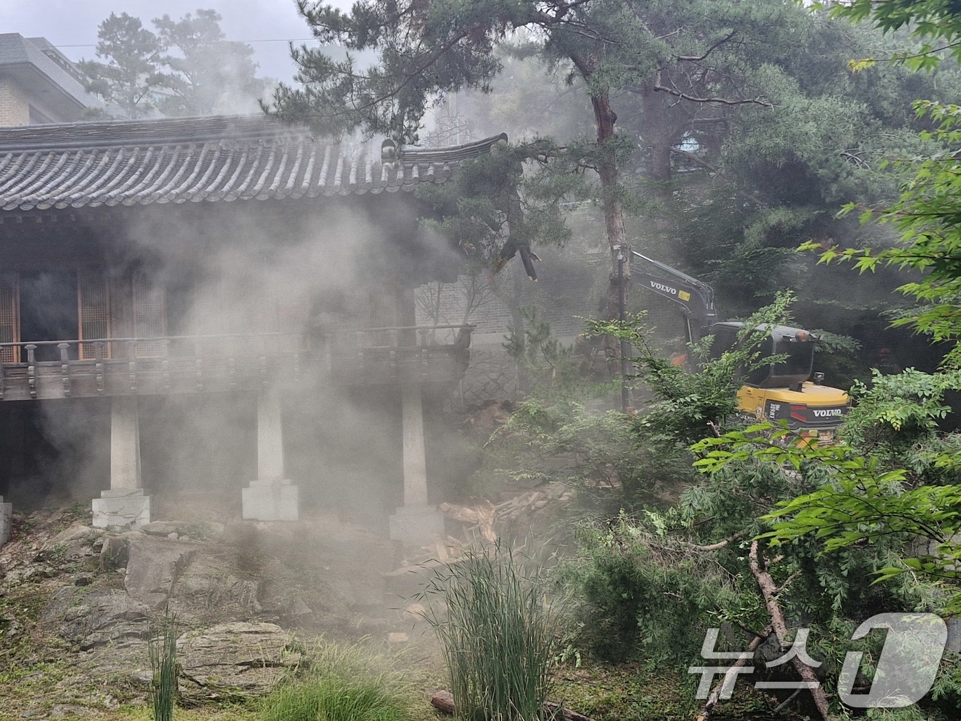 (서울=뉴스1) = 30일 서울 성북구 소재 문화유산인 '성북동 별서(성락원)'에 화재가 발생해 소방 당국이 화재진압을 하고 있다.성북동 별서는 지난 2008년 명승 제35호로 지 …