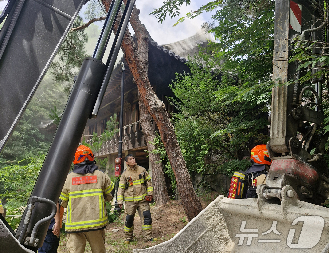 (서울=뉴스1) = 30일 서울 성북구 소재 문화유산인 '성북동 별서(성락원)'에 화재가 발생해 소방 당국이 화재진압을 하고 있다.성북동 별서는 지난 2008년 명승 제35호로 지 …
