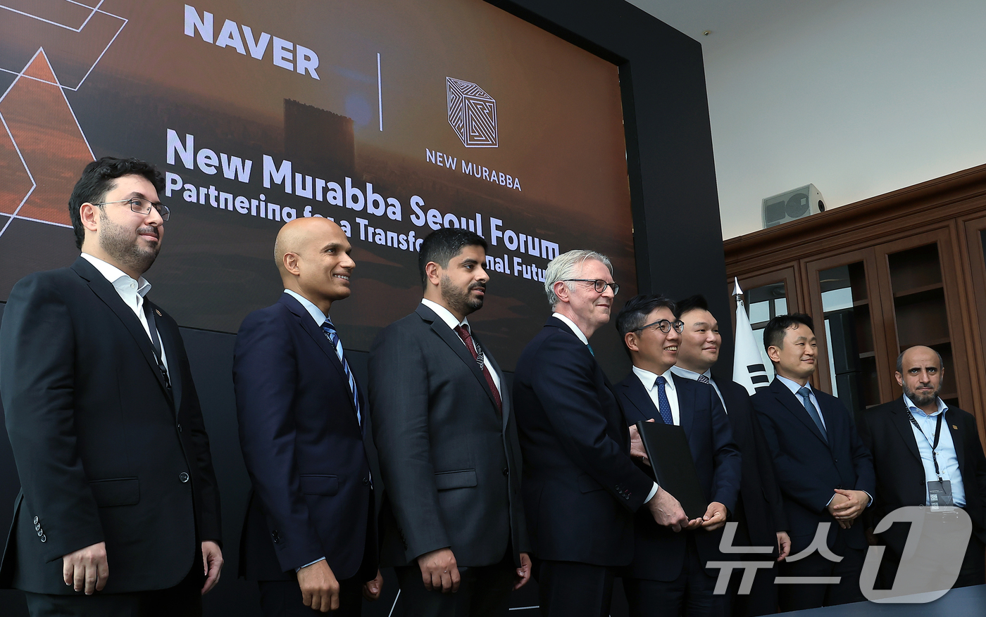 (서울=뉴스1) 박정호 기자 = 마이클 다이크 사우디아라비아 국부펀드(PIF) 산하 뉴 무라바 CEO(왼쪽 네 번째)와 김유원 네이버클라우드 대표가 30일 오후 서울 서초구 세빛섬 …
