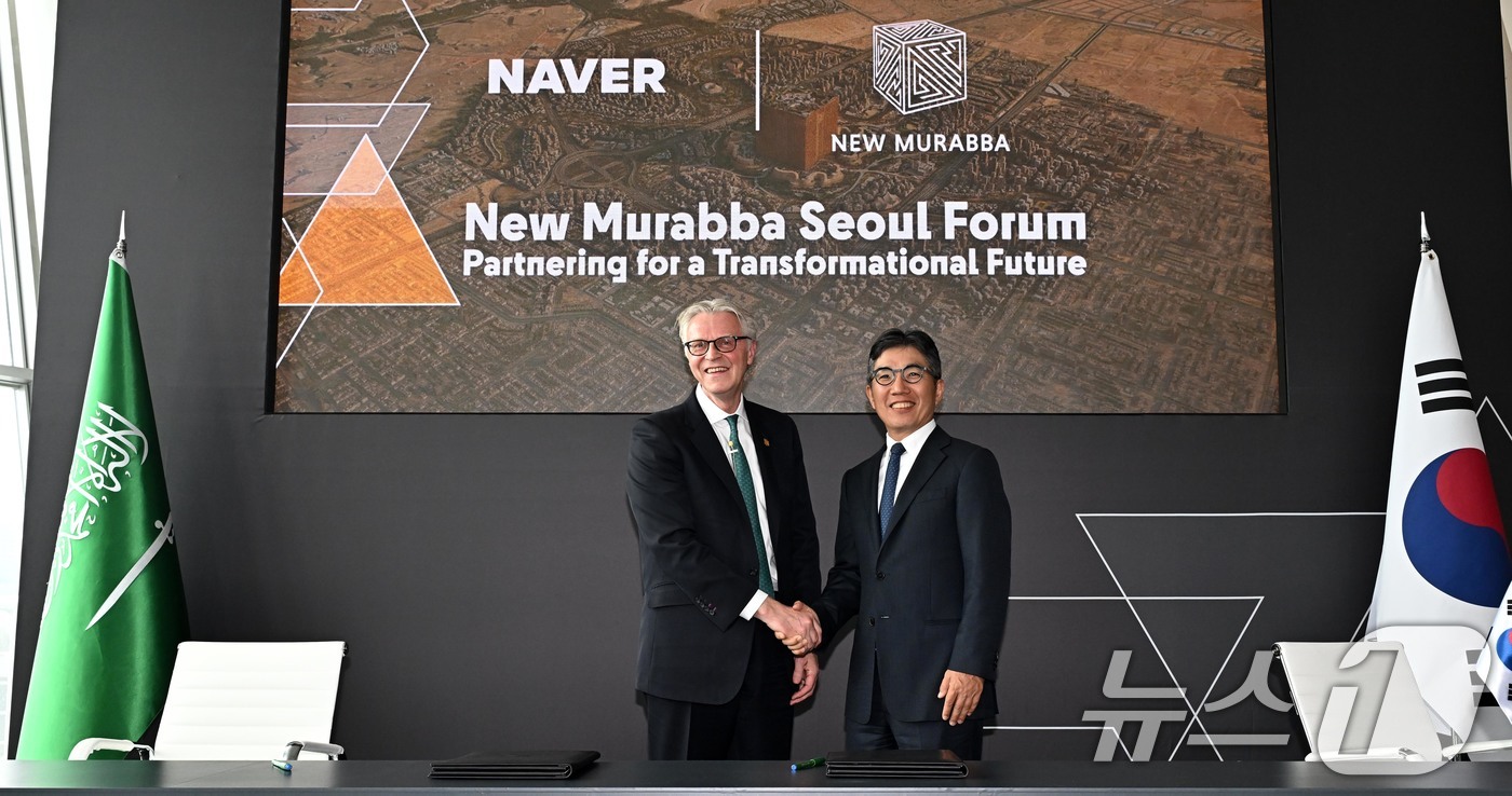 (서울=뉴스1) 박정호 기자 = 마이클 다이크 사우디아라비아 국부펀드(PIF) 산하 뉴 무라바 CEO(왼쪽)와 김유원 네이버클라우드 대표가 30일 오후 서울 서초구 세빛섬 플로팅아 …