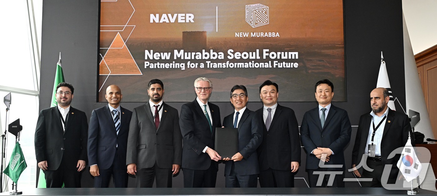 (서울=뉴스1) 박정호 기자 = 마이클 다이크 사우디아라비아 국부펀드(PIF) 산하 뉴 무라바 CEO(왼쪽)와 김유원 네이버클라우드 대표가 30일 오후 서울 서초구 세빛섬 플로팅아 …