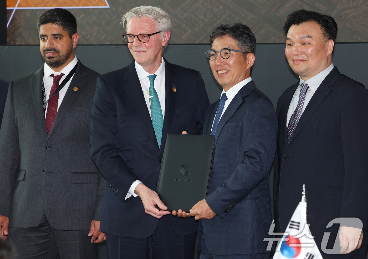 (서울=뉴스1) 박정호 기자 = 마이클 다이크 사우디아라비아 국부펀드(PIF) 산하 뉴 무라바 CEO(왼쪽)와 김유원 네이버클라우드 대표가 30일 오후 서울 서초구 세빛섬 플로팅아 …