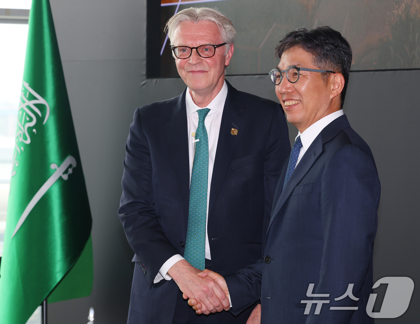 (서울=뉴스1) 박정호 기자 = 마이클 다이크 사우디아라비아 국부펀드(PIF) 산하 뉴 무라바 CEO(왼쪽)와 김유원 네이버클라우드 대표가 30일 오후 서울 서초구 세빛섬 플로팅아 …