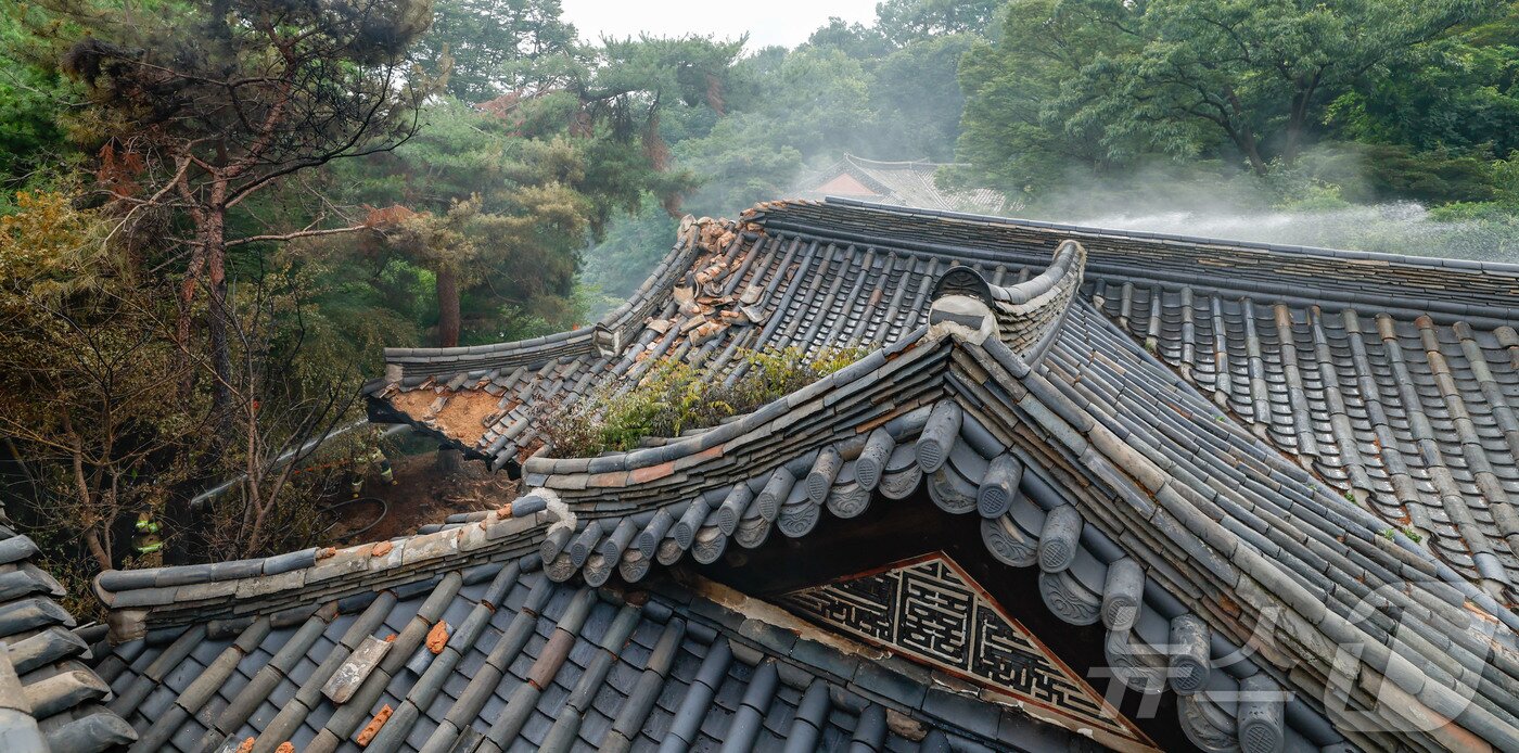 본문 이미지 - 30일 서울 성북구에 있는 문화유산 ‘성북동 별서’에서 화재가 발생해 소방 당국이 진화를 하고 있다. &#40;공동취재&#41; 2025.6.30/뉴스1 ⓒ News1 이동해 기자