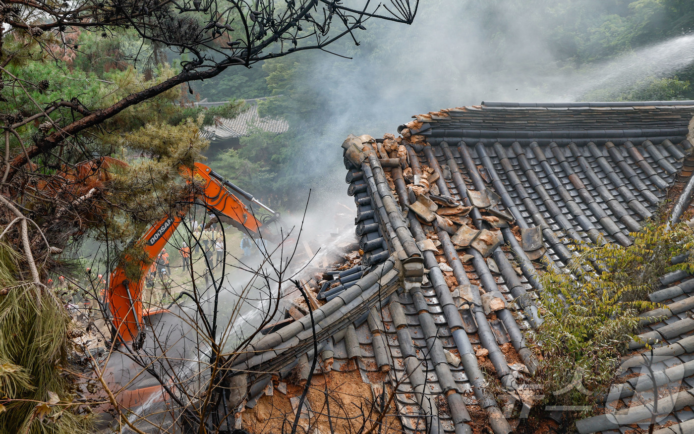 (서울=뉴스1) 이동해 기자 = 30일 서울 성북구에 있는 문화유산 ‘성북동 별서’에서 화재가 발생해 소방 당국이 진화를 하고 있다.소방 당국은 차량 29대와 인력 112명을 현장 …
