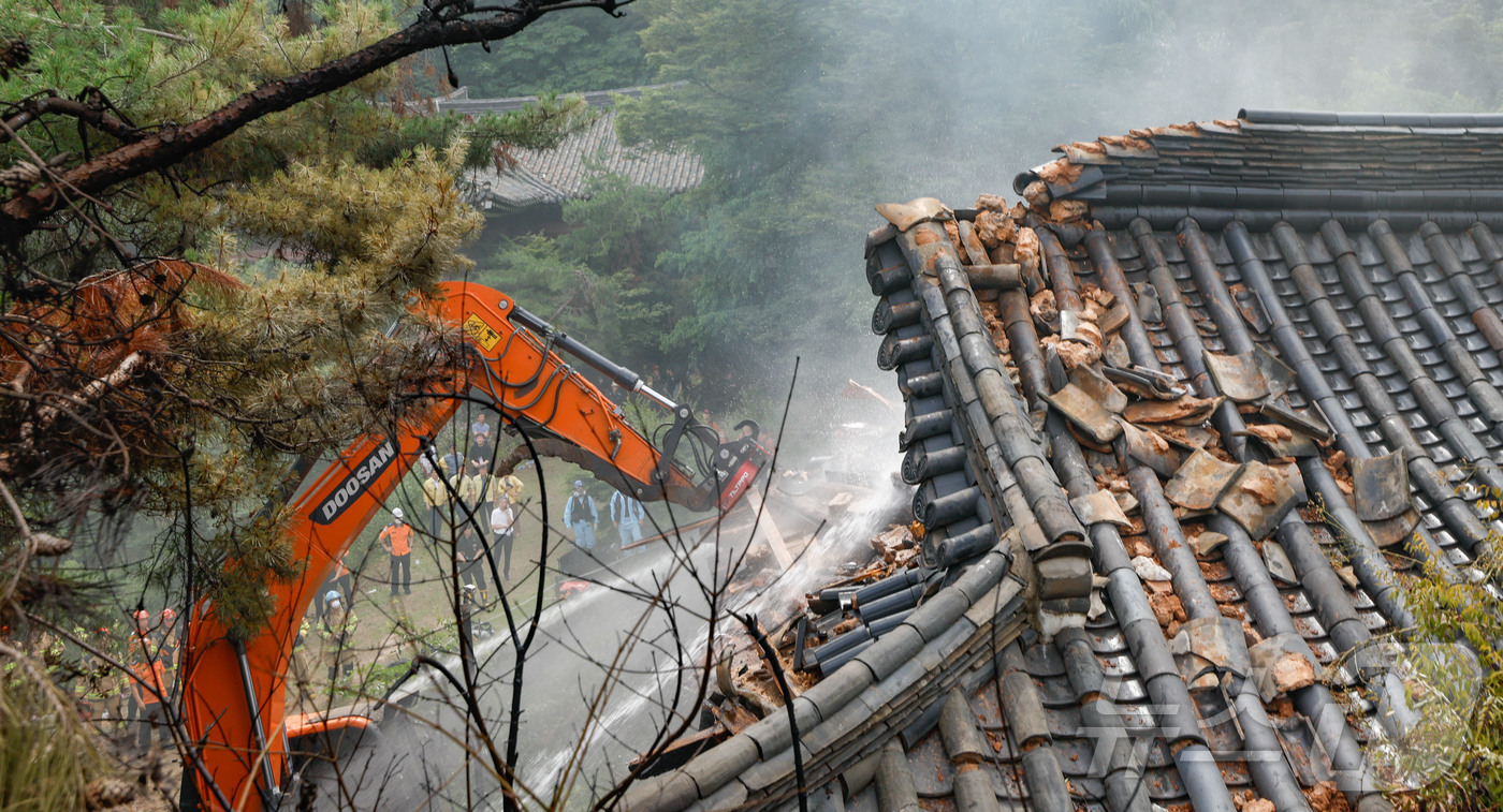 (서울=뉴스1) 이동해 기자 = 30일 서울 성북구에 있는 문화유산 ‘성북동 별서’에서 화재가 발생해 소방 당국이 진화를 하고 있다.소방 당국은 차량 29대와 인력 112명을 현장 …