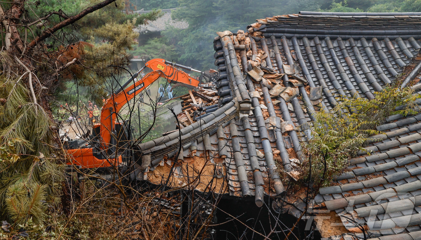 (서울=뉴스1) 이동해 기자 = 30일 서울 성북구에 있는 문화유산 ‘성북동 별서’에서 화재가 발생해 소방 당국이 진화를 하고 있다.소방 당국은 차량 29대와 인력 112명을 현장 …