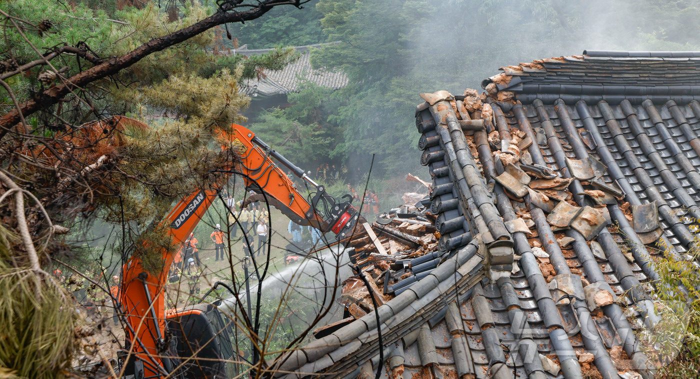 (서울=뉴스1) 이동해 기자 = 30일 서울 성북구에 있는 문화유산 ‘성북동 별서’에서 화재가 발생해 소방 당국이 진화를 하고 있다.소방 당국은 차량 29대와 인력 112명을 현장 …