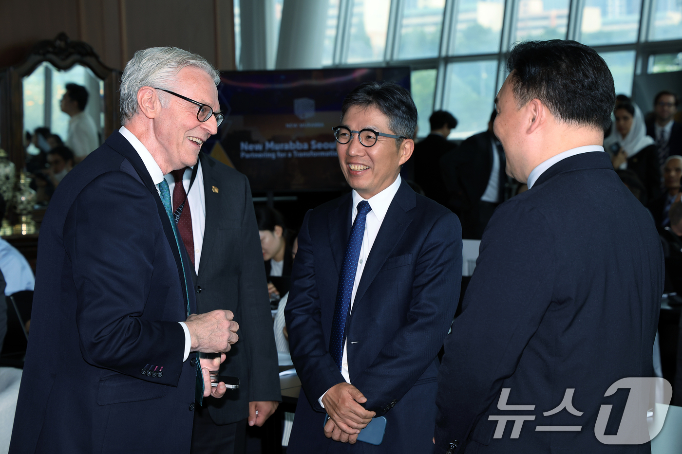 (서울=뉴스1) 박정호 기자 = 마이클 다이크 사우디아라비아 국부펀드(PIF) 산하 뉴 무라바 CEO(왼쪽)가 30일 오후 서울 서초구 세빛섬 플로팅아일랜드 컨벤션센터에서 열린 뉴 …