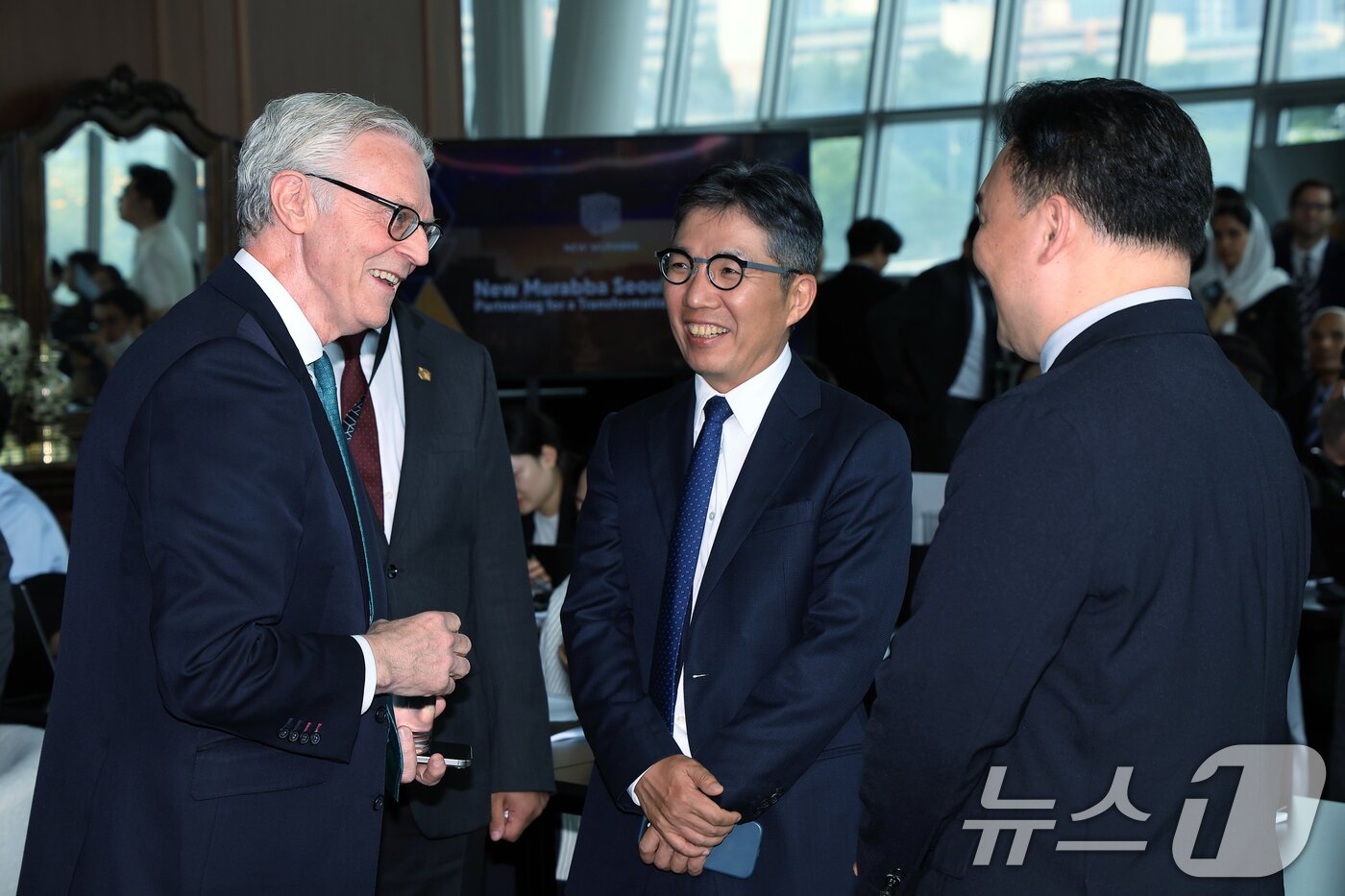본문 이미지 - 마이클 다이크 사우디아라비아 국부펀드(PIF) 산하 뉴 무라바 CEO(왼쪽)가 30일 오후 서울 서초구 세빛섬 플로팅아일랜드 컨벤션센터에서 열린 뉴 무라바 서울 포럼에서 김유원 네이버클라우드 대표(가운데) 등과 인사를 나누고 있다. 2025.6.30/뉴스1 ⓒ News1 박정호 기자