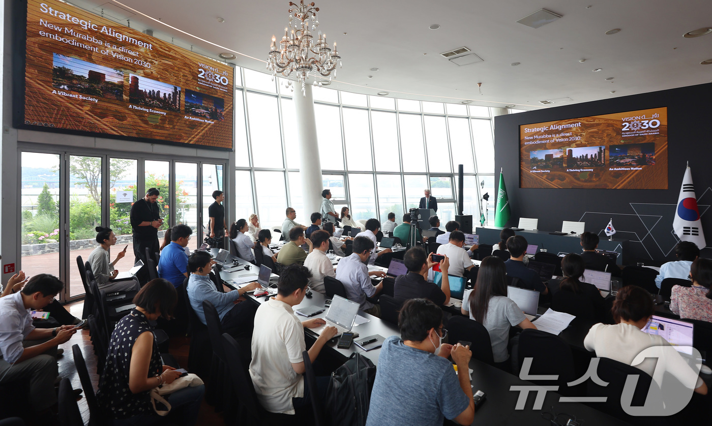 (서울=뉴스1) 박정호 기자 = 마이클 다이크 사우디아라비아 국부펀드(PIF) 산하 뉴 무라바 CEO가 30일 오후 서울 서초구 세빛섬 플로팅아일랜드 컨벤션센터에서 열린 뉴 무라바 …