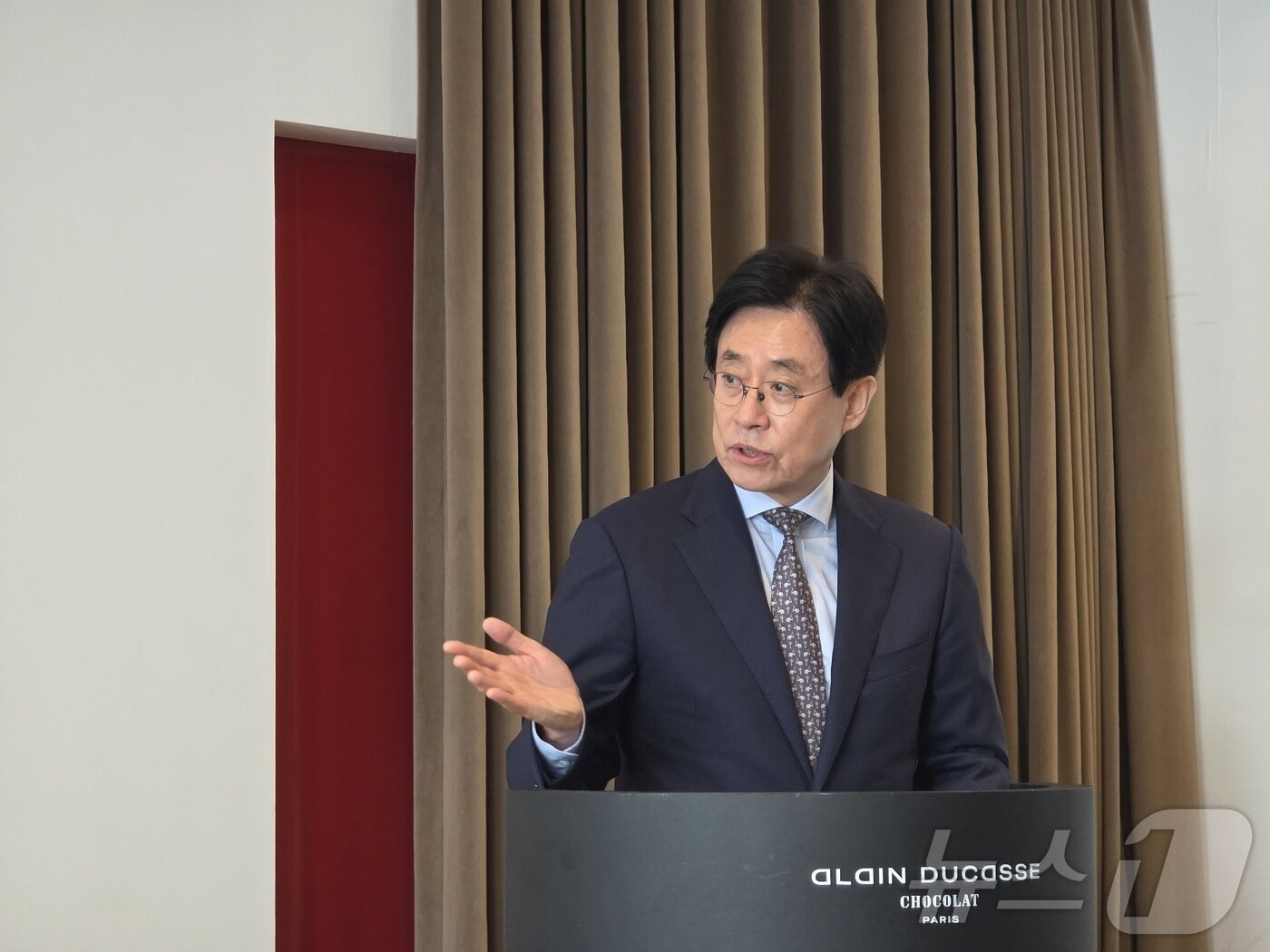 본문 이미지 - '알랭 뒤카스 쇼콜라 파리'(Alain Ducasse Chocolat Paris)의 내년 한국 론칭을 앞두고 30일 광화문 테라로사에서 프리 론칭 행사를 진행했다. 김의열 테라로사 대표이사가 인사말을 하고 있다.ⓒ News1 이형진 기자