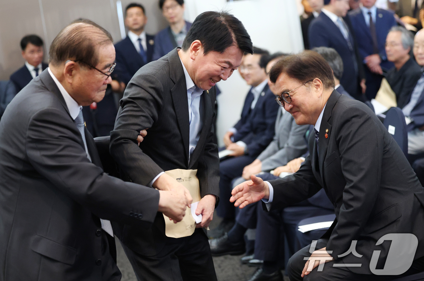 (서울=뉴스1) 권현진 기자 = 우원식 국회의장(오른쪽부터), 안철수 국민의힘 의원, 이종찬 광복회장이 30일 오후 서울 중구 프레스센터에서 열린 광복회장 주최 '나,조계진' 출판 …