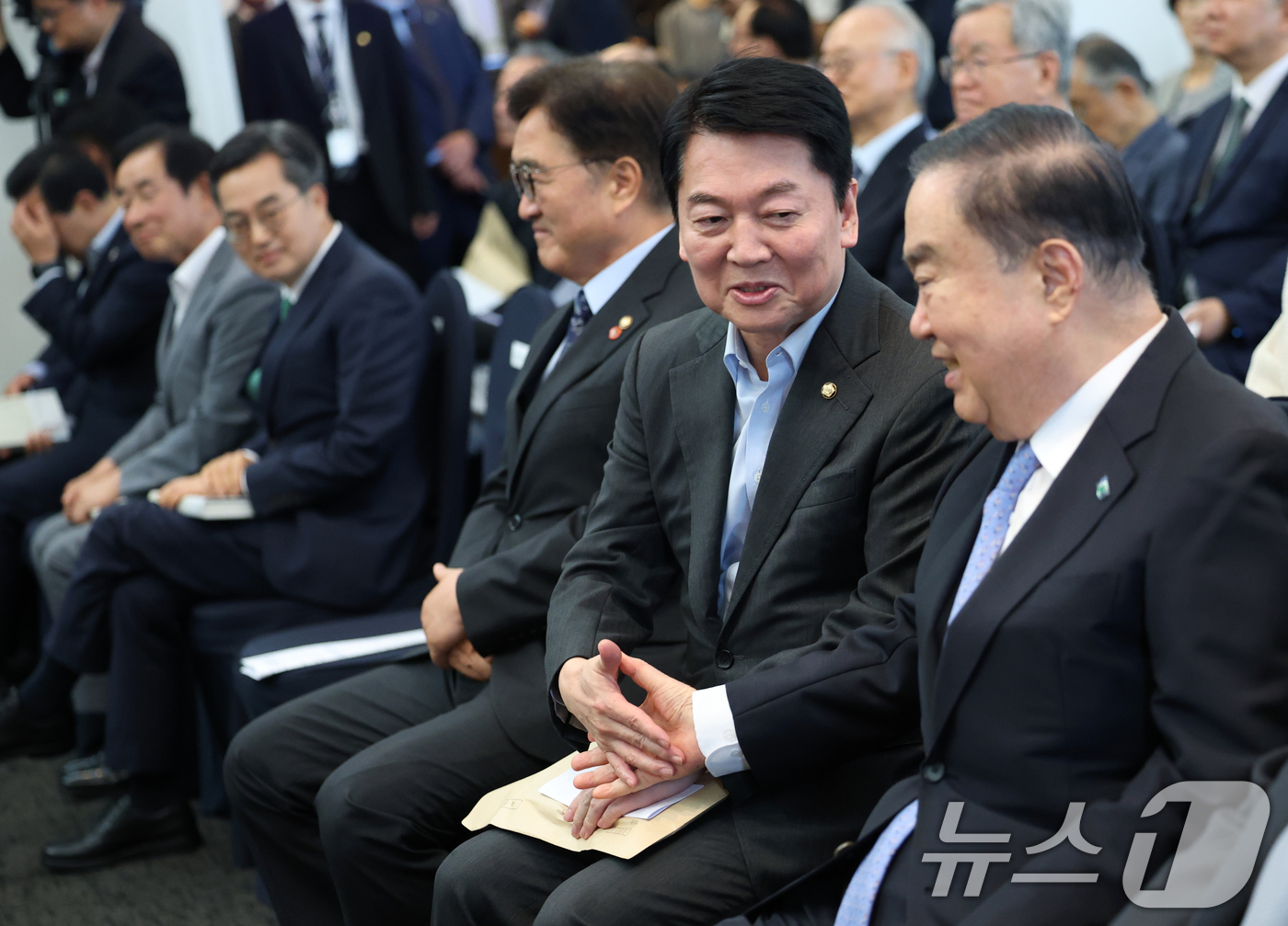 (서울=뉴스1) 권현진 기자 = 안철수 국민의힘 의원과 문희상 전 국회의장(오른쪽)이 30일 오후 서울 중구 프레스센터에서 열린 광복회장 주최 '나,조계진' 출판기념회에 참석해 인 …