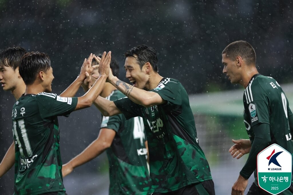 본문 이미지 - K리그 17경기 무패. 지는 법을 잊은 전북현대는 흐름을 이어야한다. &#40;한국프로축구연맹 제공&#41;