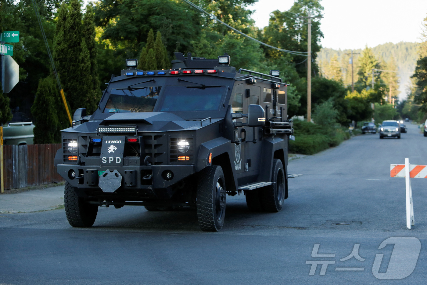 (로이터=뉴스1) 윤다정 기자 = 29일(현지 시각) 미국 아이다호주 코들레인 외곽 캔필드 산 일대에서 산불 진압에 나선 소방대원 중 최소 2명이 총격으로 사망한 가운데, 경찰 장 …