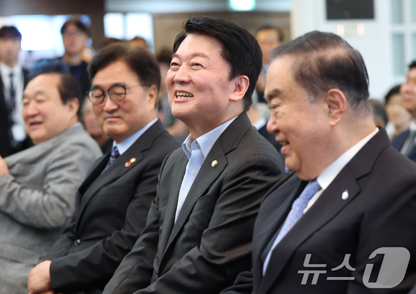 (서울=뉴스1) 권현진 기자 = 안철수 국민의힘 의원(왼쪽 세번째)이 30일 오후 서울 중구 프레스센터에서 열린 광복회장 주최 '나,조계진' 출판기념회에 참석해 미소 짓고 있다. …