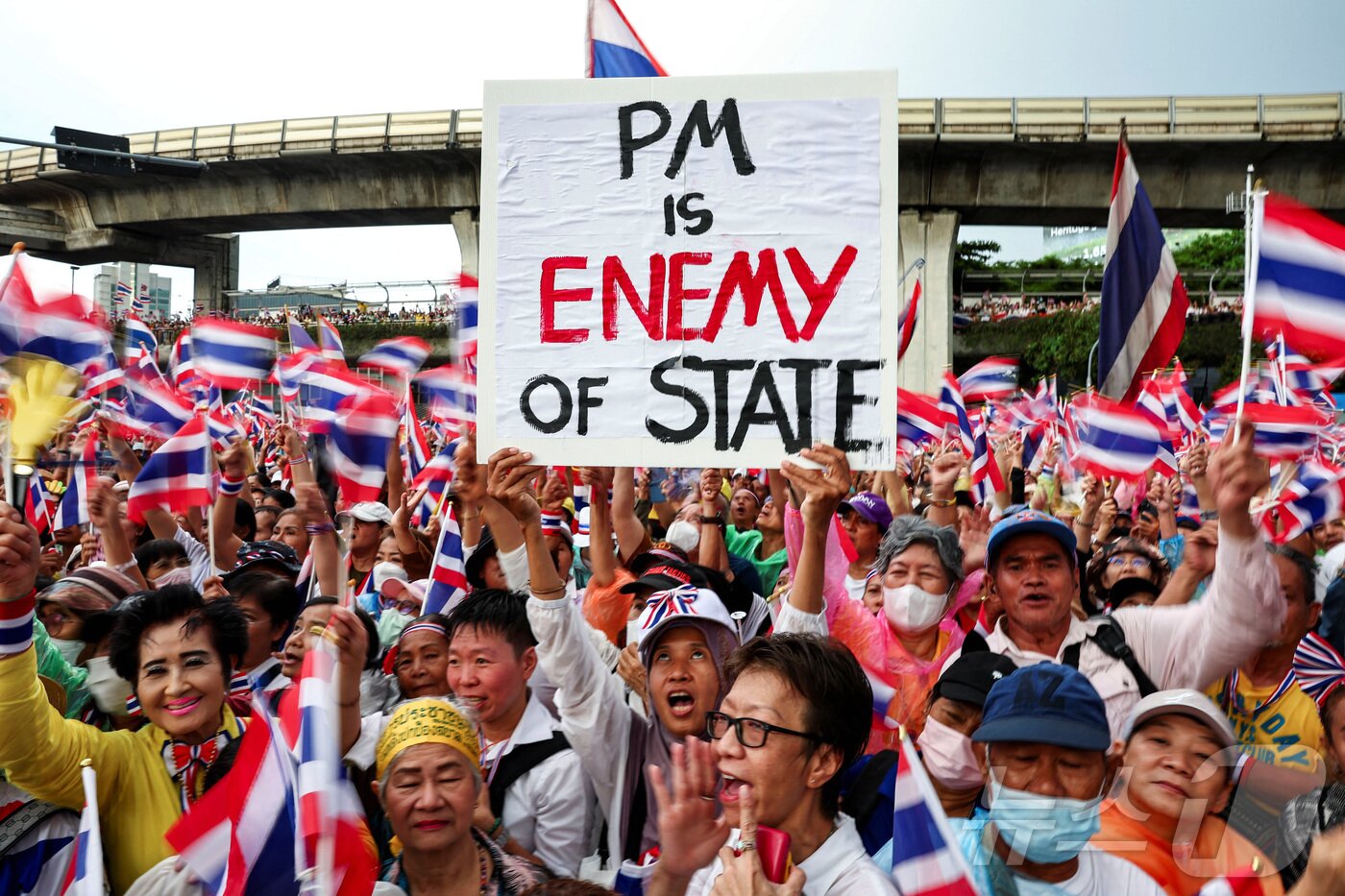 본문 이미지 - 태국 방콕 전승기념탑에서 지난 28일&#40;현지시간&#41; 패통탄 친나왓 총리의 퇴진을 요구하는 대규모 시위가 열렸다. 2025.06.28 ⓒ 로이터=뉴스1 ⓒ News1 최종일 선임기자