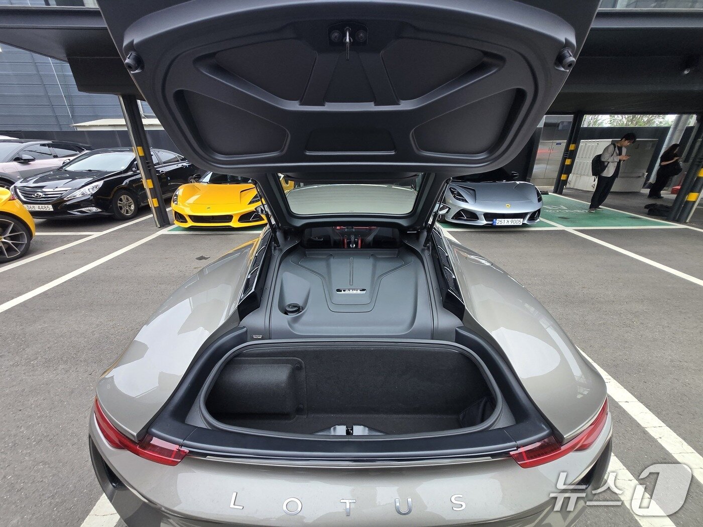 본문 이미지 - 27일 경기 고양의 로터스자동차코리아 서비스센터에서 촬영한 미드십 스포츠카 에미라&#40;Emira&#41; 2.0 터보 외관. 2025.06.27/뉴스1 김성식 기자