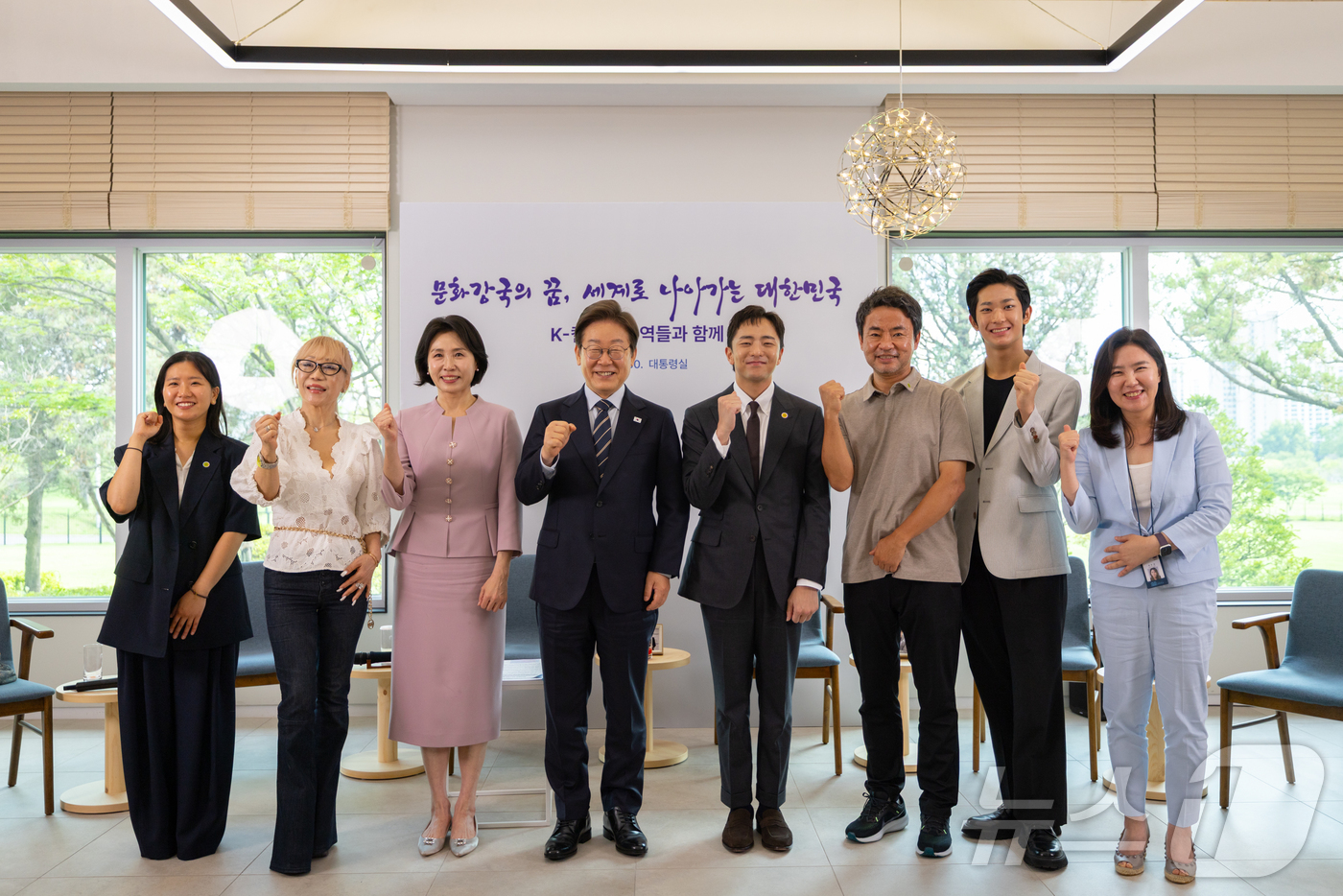 (서울=뉴스1) 이재명 기자 = 이재명 대통령과 부인 김혜경 여사가 30일 서울 용산 대통령실 파인그라스에서 열린 문화예술계 수상자 간담회를 마친 후 참석자들과 기념촬영을 하고 있 …