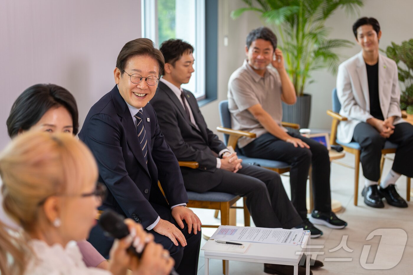 본문 이미지 - 이재명 대통령이 30일 서울 용산 대통령실 파인그라스에서 열린 문화예술계 수상자 간담회에서 프랑스 문화예술훈장 최고등급 코망되르 훈장을 받은 조수미 소프라노의 발언을 들으며 미소를 짓고 있다. &#40;대통령실 제공. 재판매 및 DB 금지&#41; 2025.6.30/뉴스1 ⓒ News1 이재명 기자
