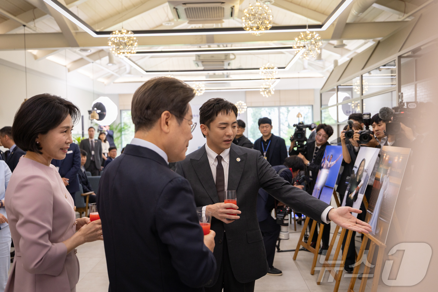 (서울=뉴스1) 이재명 기자 = 이재명 대통령과 부인 김혜경 여사가 30일 서울 용산 대통령실 파인그라스에서 열린 문화예술계 수상자 간담회에서 뮤지컬 '어쩌면 해피엔딩'으로 토니상 …