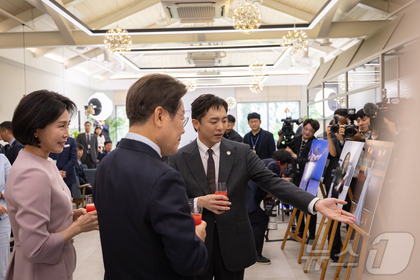 본문 이미지 - 이재명 대통령과 부인 김혜경 여사가 30일 서울 용산 대통령실 파인그라스에서 열린 문화예술계 수상자 간담회에서 뮤지컬 &#39;어쩌면 해피엔딩&#39;으로 토니상 6관왕을 달성한 박천휴 작가에게 설명을 듣고 있다. &#40;대통령실 제공. 재판매 및 DB 금지&#41; 2025.6.30/뉴스1 ⓒ News1 이재명 기자