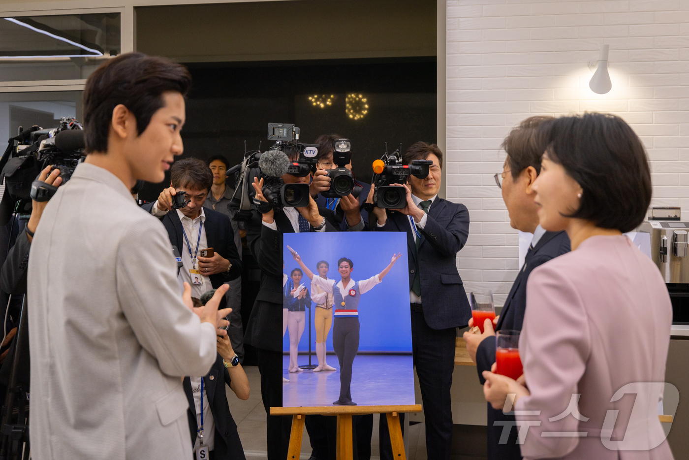 (서울=뉴스1) 이재명 기자 = 이재명 대통령과 부인 김혜경 여사가 30일 서울 용산 대통령실 파인그라스에서 열린 문화예술계 수상자 간담회에서 한국 남자 무용수 최초로 로잔발레콩쿠 …