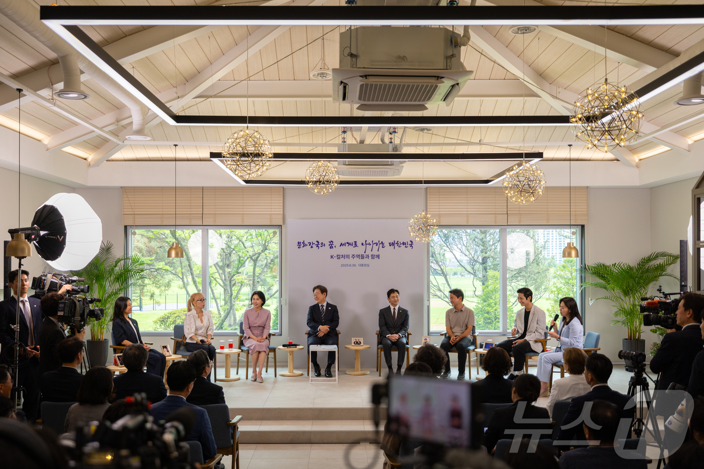 (서울=뉴스1) 이재명 기자 = 이재명 대통령이 30일 서울 용산 대통령실 파인그라스에서 열린 문화예술계 수상자 간담회에 참석해 있다. (대통령실 제공. 재판매 및 DB 금지) 2 …