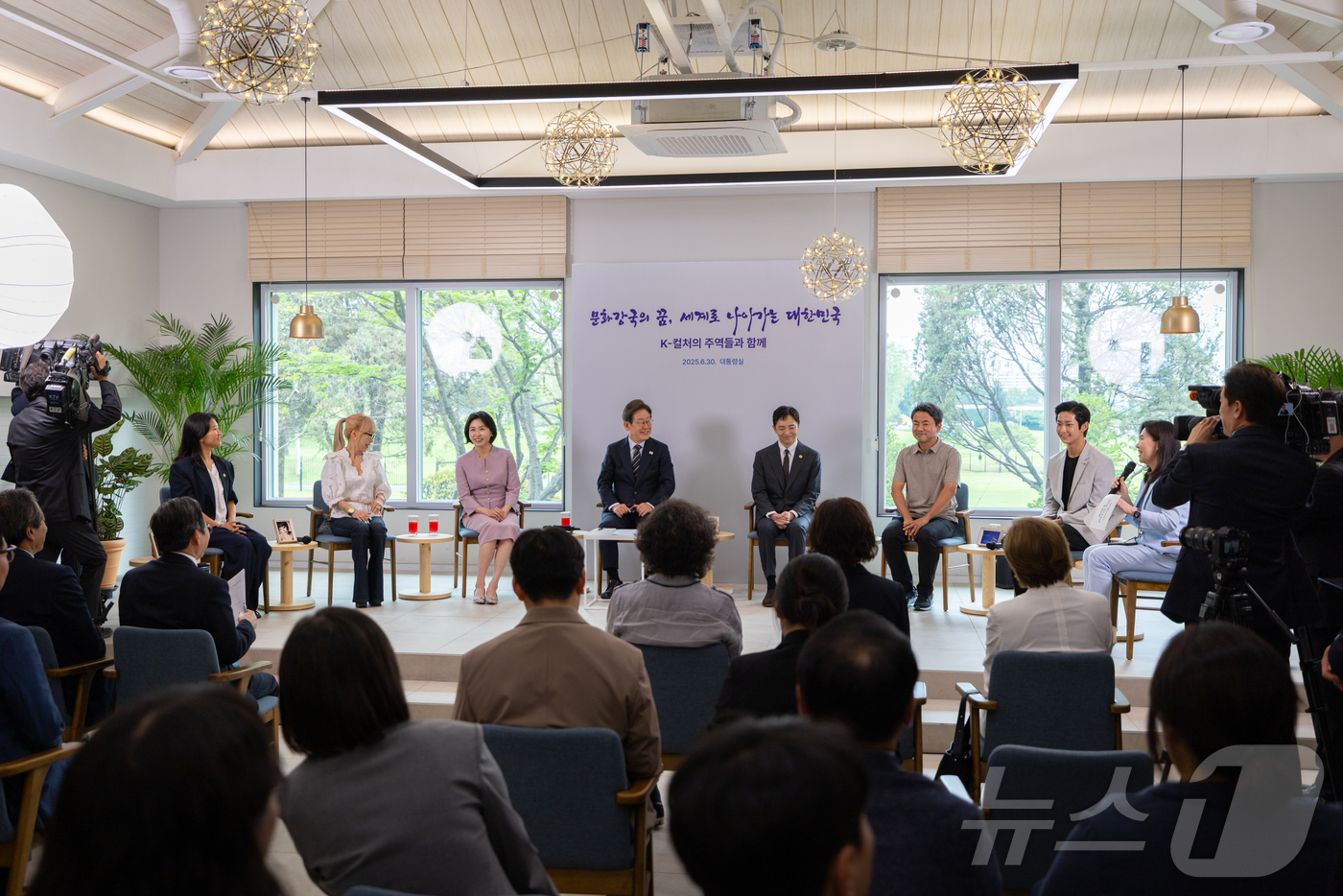 (서울=뉴스1) 이재명 기자 = 이재명 대통령이 30일 서울 용산 대통령실 파인그라스에서 열린 문화예술계 수상자 간담회에 참석해 있다. (대통령실 제공. 재판매 및 DB 금지) 2 …