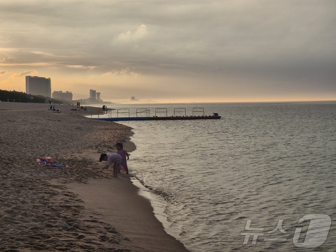 (강릉=뉴스1) 윤왕근 기자 = 강원 강릉지역에 올해 3번째 열대야 현상이 관측된 30일 오후 7시 30분쯤 강릉커피거리가 있는 안목해변에서 시민들이 더위를 식히고 있다. 2025 …