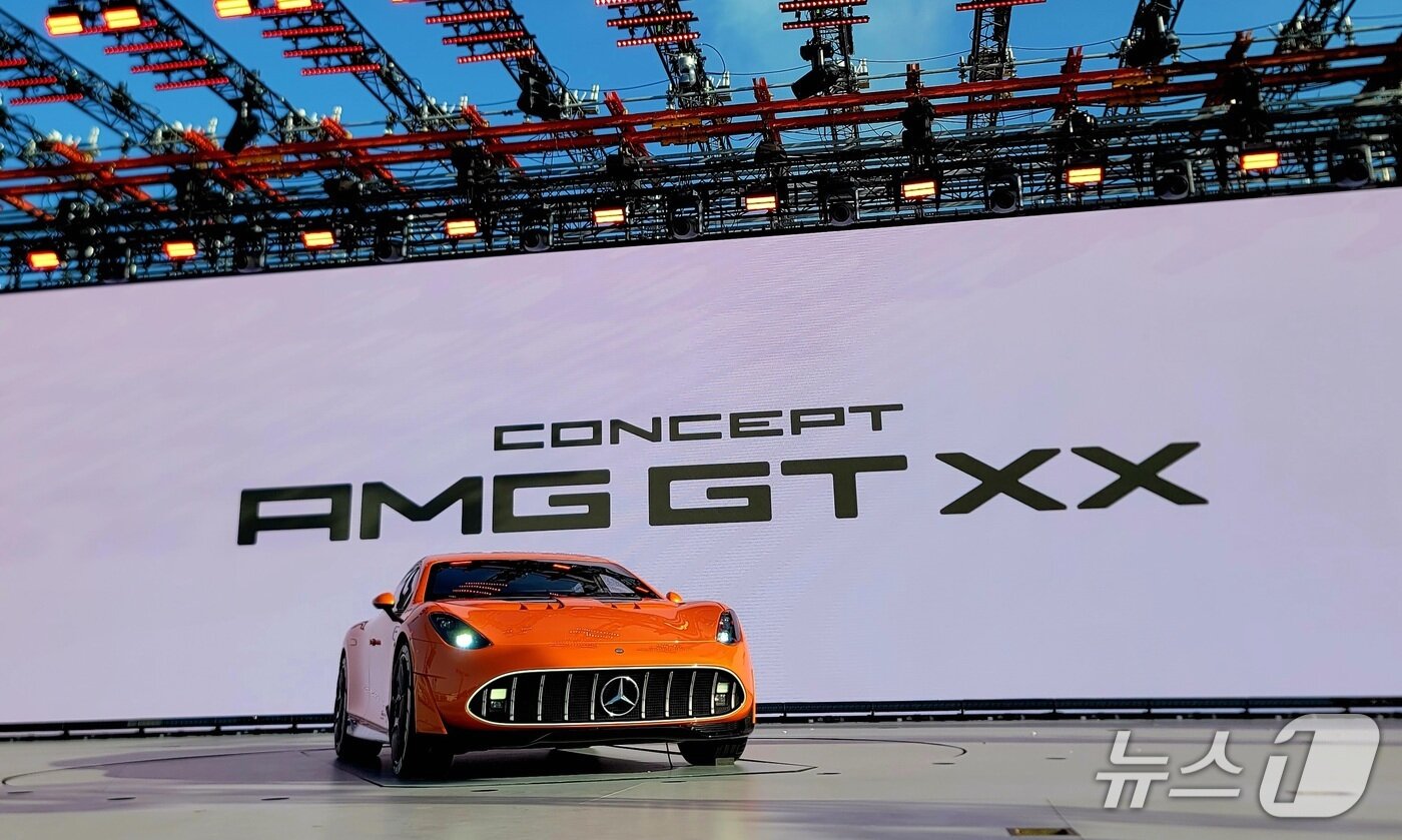 본문 이미지 -  25일 &#40;현지시간&#41; 독일 아팔터바흐에서 공개된 메르세데스-벤츠의 고성능 브랜드 메르세데스-AMG의  전기 하이퍼카 콘셉트카 &#39;AMG GT XX&#39; .ⓒ 뉴스1 박기범 기자