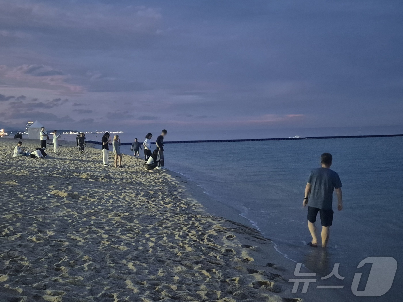 (강릉=뉴스1) 윤왕근 기자 = 강원 강릉지역에 올해 3번째 열대야 현상이 관측된 30일 오후 8시쯤 강릉 경포해수욕장을 찾은 시민과 나들이객들이 더위를 식히고 있다. 2025.6 …