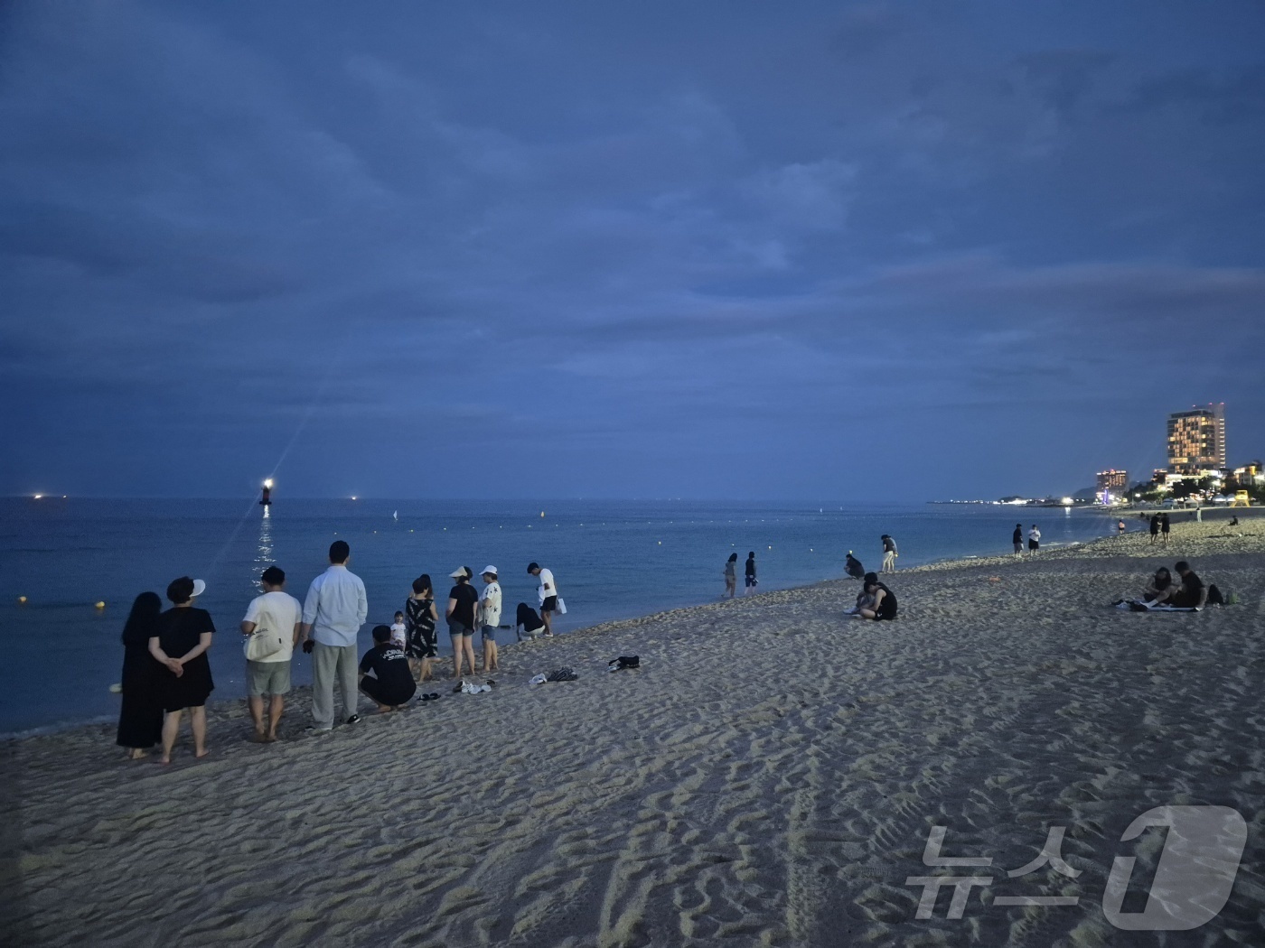(강릉=뉴스1) 윤왕근 기자 = 강원 강릉지역에 올해 3번째 열대야 현상이 관측된 30일 오후 8시쯤 강릉 경포해수욕장을 찾은 시민과 나들이객들이 더위를 식히고 있다. 2025.6 …